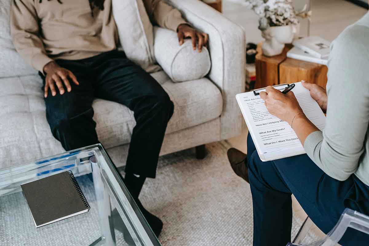 The initial step in looking for the right therapist is often the most challenging. Read our guidelines on what to keep in mind when finding a therapist.