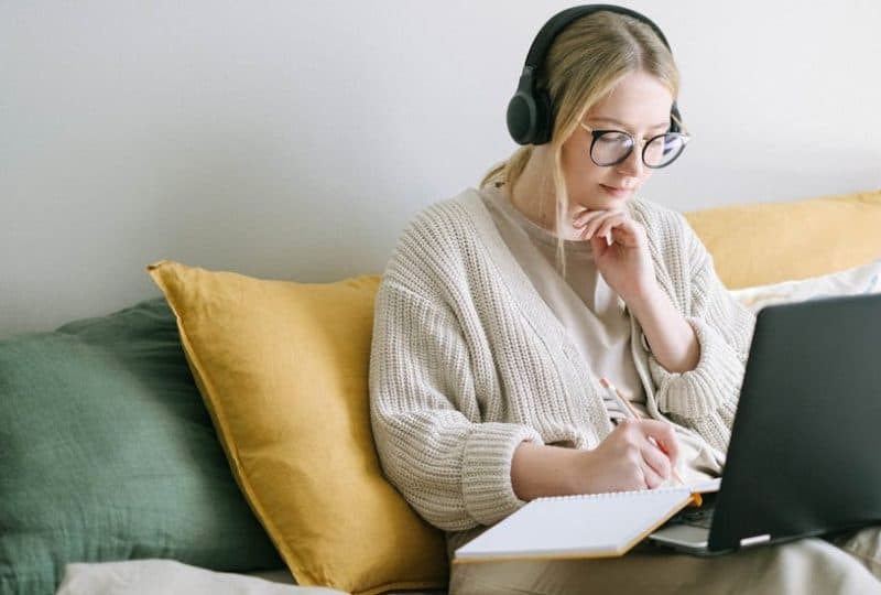 The woman is receiving depression treatment online.