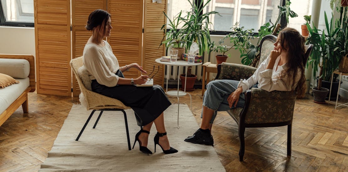a woman talking to a therapist about kava and kratom in recovery