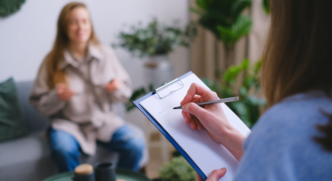a woman talking to a therapist about addiction and mental health treatment in Florida